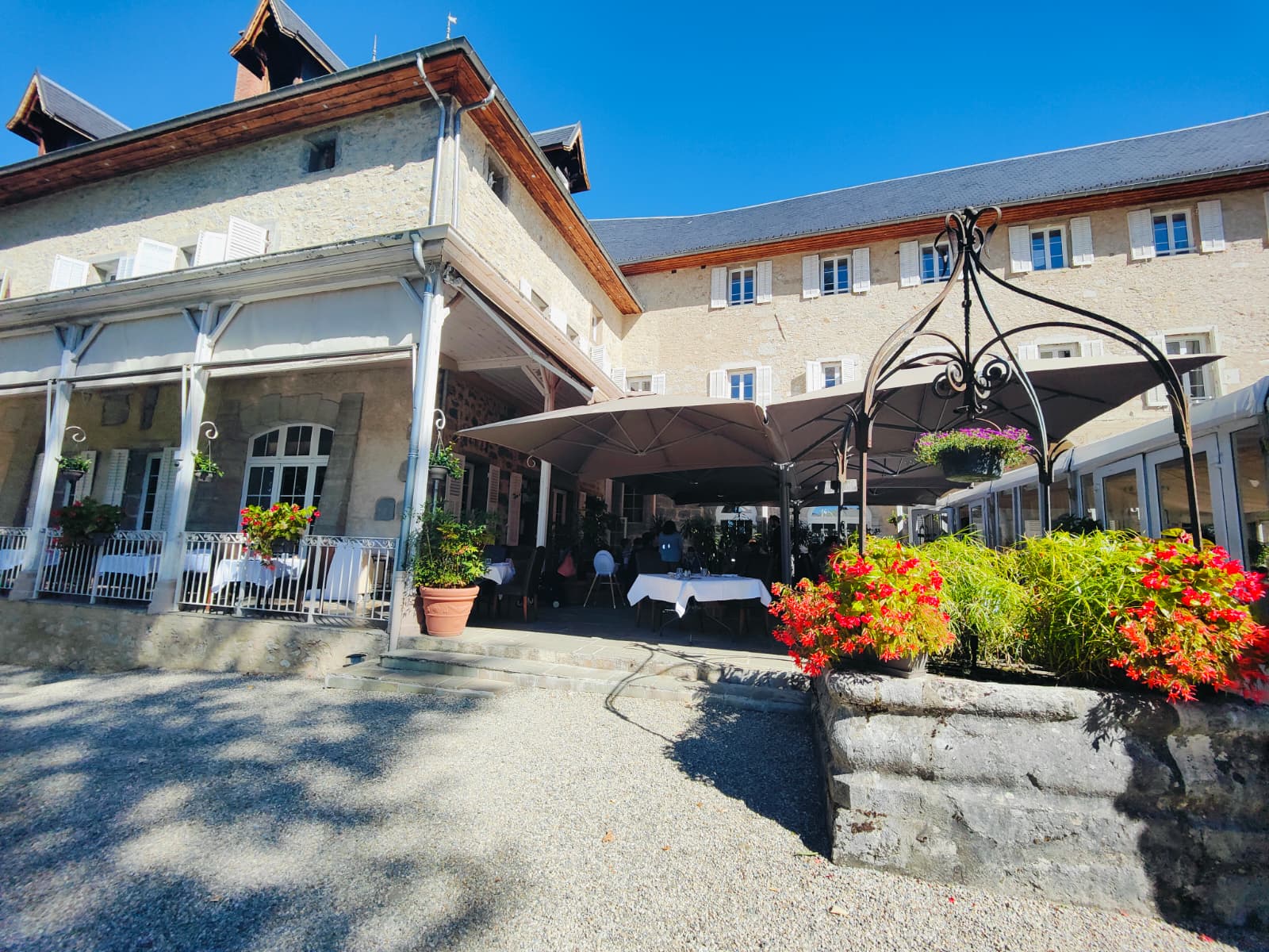 Façade du Château des Comtes de Challes avec sa terrasse fleurie